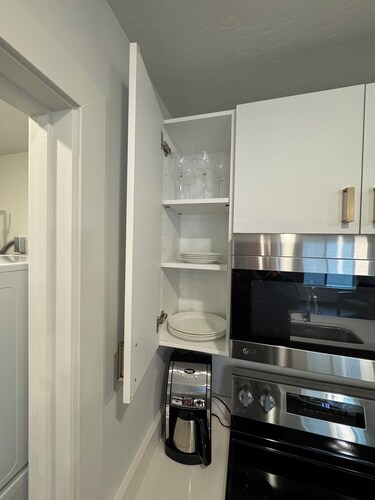 New Modern One-Bedroom Apartment @500 Parkview