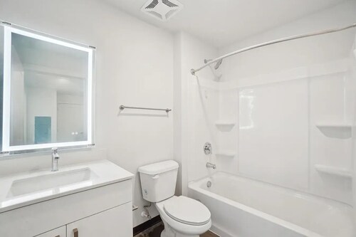 New Modern One-Bedroom Apartment @500 Parkview
