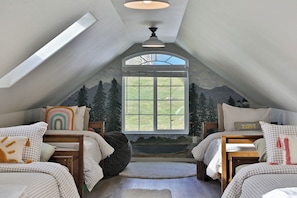 4 bedrooms, iron/ironing board, WiFi, bed sheets