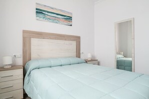 Een strijkplank/strijkijzer, reisbedje, gratis wifi, beddengoed