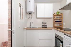 Frigorífico, microondas, horno y placa de cocina
