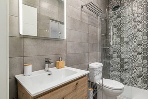 Een douche, een haardroger, handdoeken, zeep