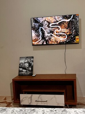 Desk, laptop workspace, free WiFi - 365 PLAZA (Mayera)