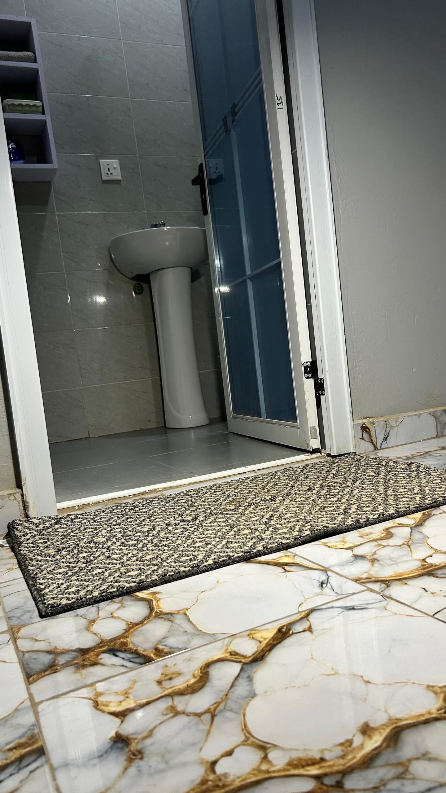 Une salle de bain comprenant des toilettes, un lavabo et un espace douche.