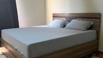 Basic Room | Desk, laptop workspace, free WiFi