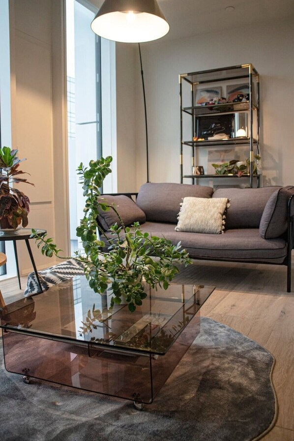 TV - Modern 2Bed w/AC | 24hr Concierge | Central London (London)
