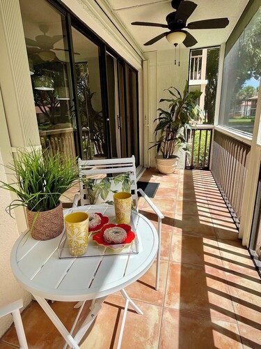 2 BEDROOM VILLA IN PARADISE...PGA NATIONAL...BEST PLACE TO BE!