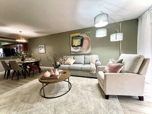 Smart TV, books - 2 BEDROOM VILLA IN PARADISE...PGA NATIONAL...BEST PLACE TO BE! (Palm Beach Gardens)