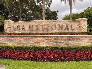 Property grounds - 2 BEDROOM VILLA IN PARADISE...PGA NATIONAL...BEST PLACE TO BE! (Palm Beach Gardens)