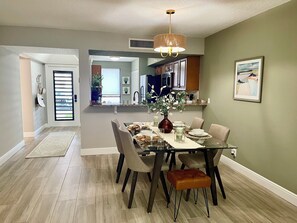 Dining - 2 BEDROOM VILLA IN PARADISE...PGA NATIONAL...BEST PLACE TO BE! (Palm Beach Gardens)