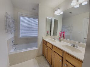 Shower, hair dryer, towels, soap - Cozy Coastal Retreat @ Bethany (Millville)