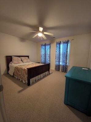 3 bedrooms, iron/ironing board, WiFi, bed sheets - Cozy Coastal Retreat @ Bethany (Millville)