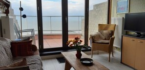 TV, books, stereo - Apartment sea view roof terrace 10th floor Westende Bad (Belgium) (Middelkerke)