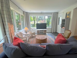Living area - Mountain House in Town (Falls Church)