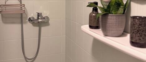 Secadora de cabello, toallas, jabón, papel de baño