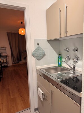 Private kitchen - Cozy studio near university & hospital by CASTORA HOMES (Kassel)