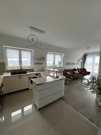 Lovely 1-bedroom apartment with AC and amazing panoramic view in charming Rasnov