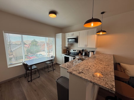 Microwave, oven, stovetop, dishwasher. Modern Spacious Rawlins Apartment w/ Mortal Combat Video Game Console, #3A