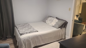 1 habitación, tabla de planchar con plancha, internet y ropa de cama