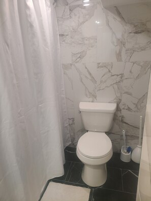 Secadora de cabello, toallas, jabón, papel de baño 