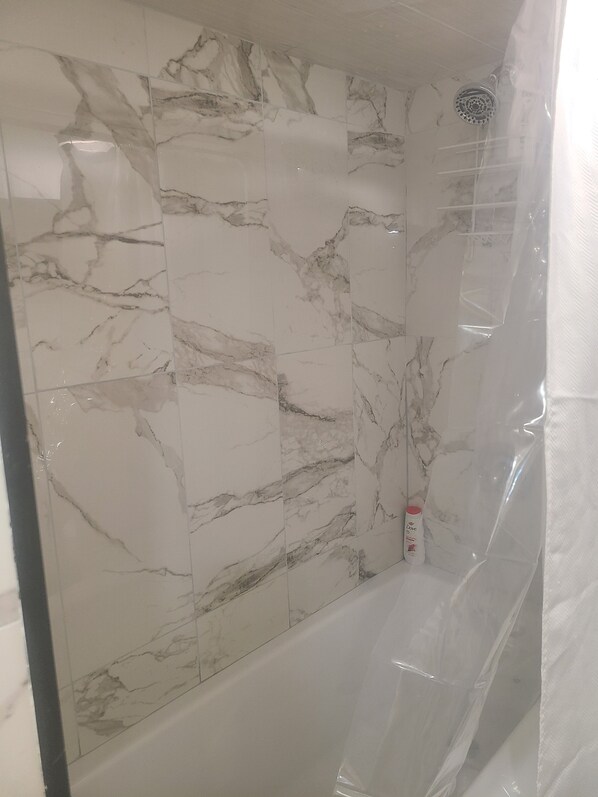 Secadora de cabello, toallas, jabón, papel de baño