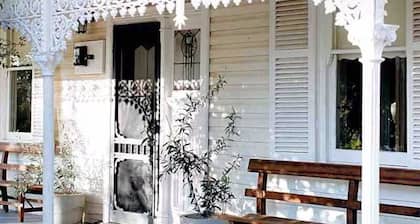 Restored Heritage Home Yarrawonga · Walk to Lake