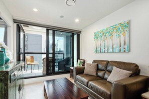 TV, offices - Central 2BR Escape w Pool & Gym  Zodiak Stays (Auckland)