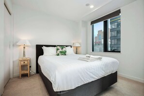 2 bedrooms, desk, iron/ironing board, WiFi - Central 2BR Escape w Pool & Gym  Zodiak Stays (Auckland)