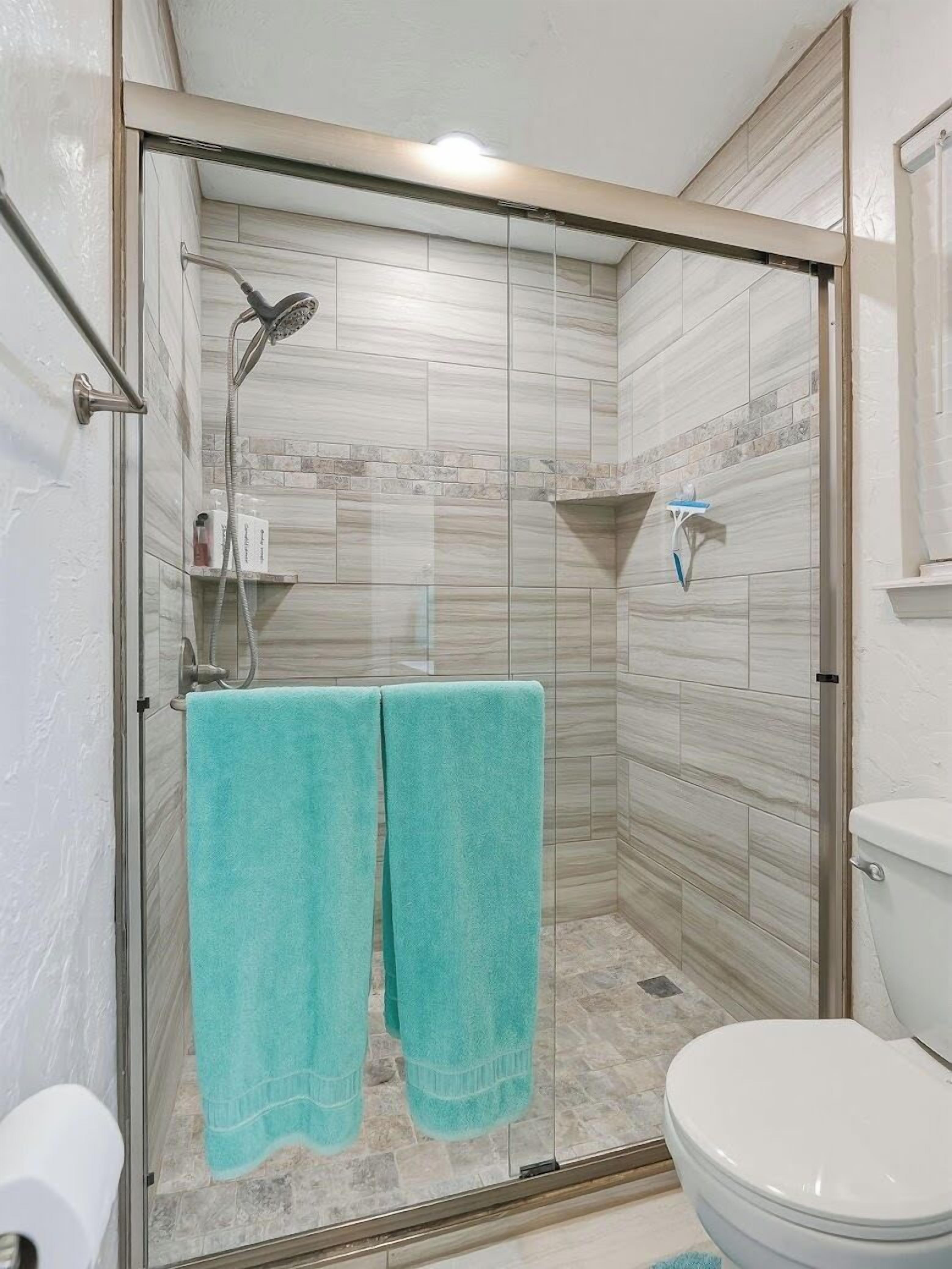 Douche, sèche-cheveux, serviettes fournies, savon