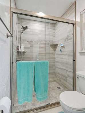 Douche, sĂšche-cheveux, serviettes fournies, savon