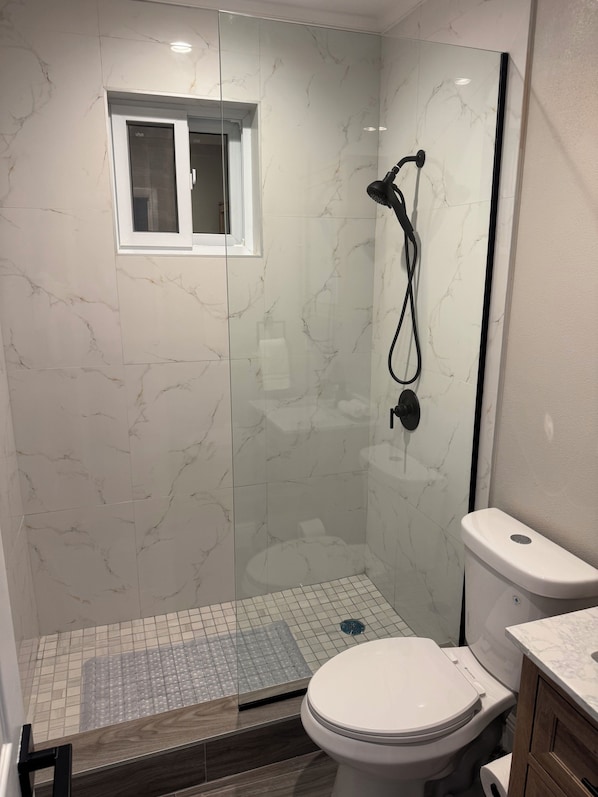 Shower, hair dryer, towels, soap - Modern 2BR Townhouse with Pool Walk to Beach Near Airport (Nassau)