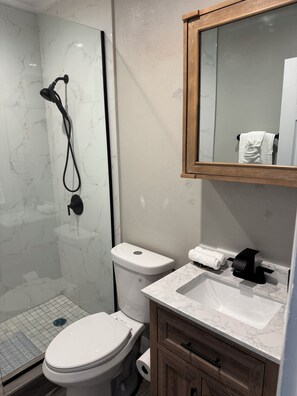 Shower, hair dryer, towels, soap - Modern 2BR Townhouse with Pool Walk to Beach Near Airport (Nassau)