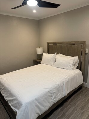 2 bedrooms, iron/ironing board, WiFi, bed sheets - Modern 2BR Townhouse with Pool Walk to Beach Near Airport (Nassau)