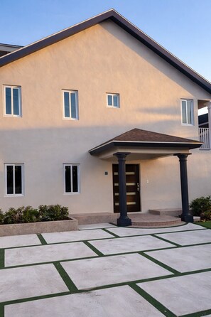 Exterior - Modern 2BR Townhouse with Pool Walk to Beach Near Airport (Nassau)