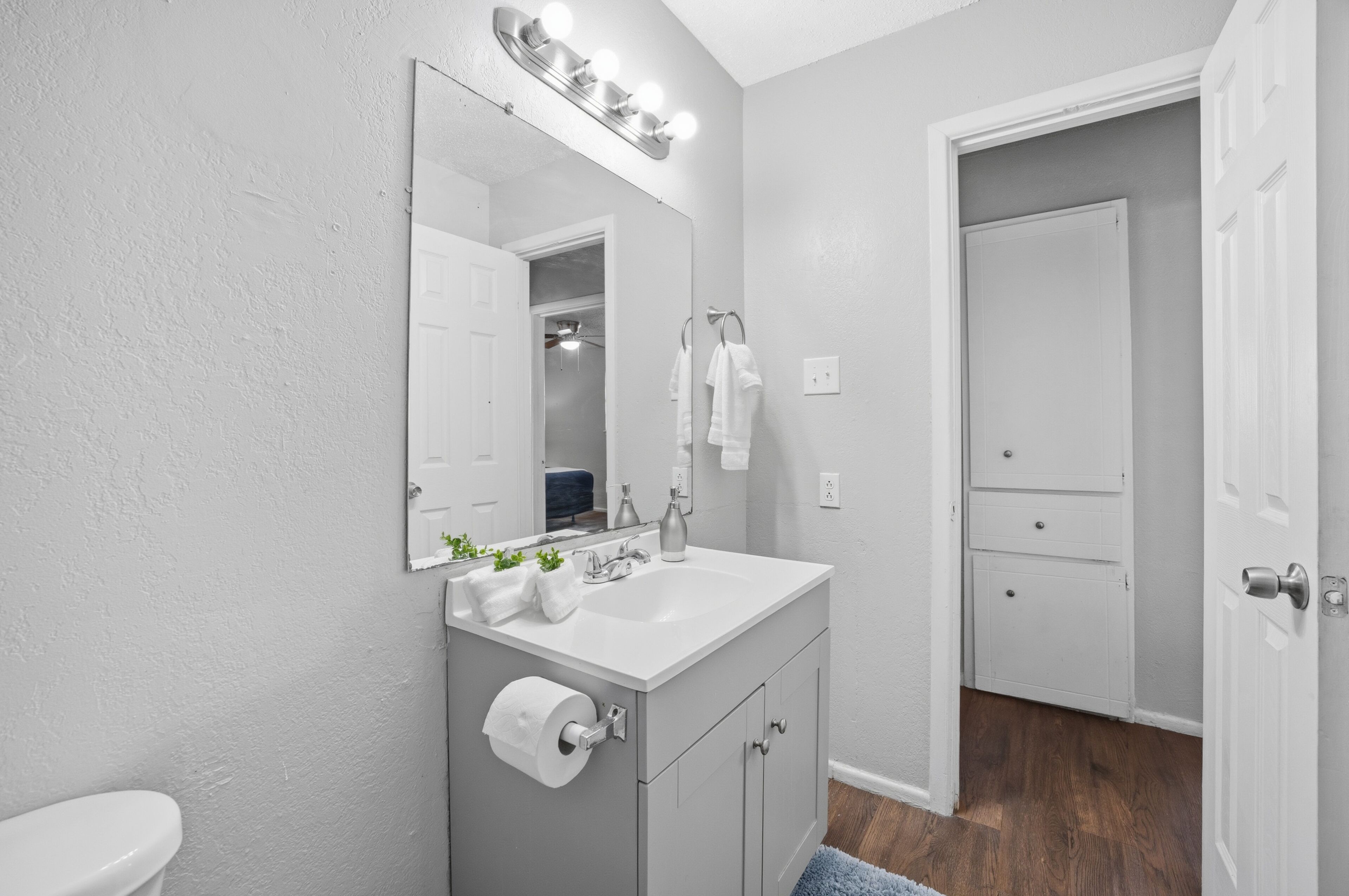 Serviettes fournies, savon, papier toilette