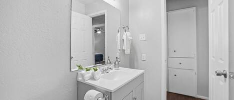 Serviettes fournies, savon, papier toilette