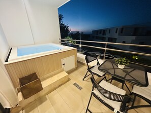 Bañera de hidromasaje al aire libre
