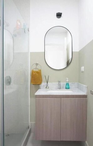 Hair dryer, towels, soap, toilet paper - Apartamento Moderno em Edifício de Luxo - 3 beds/3 baths (Miraflores)
