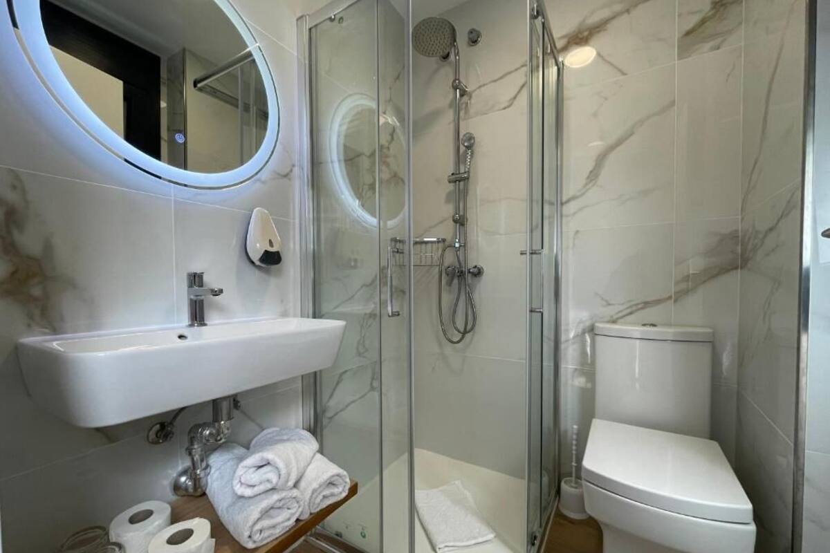 Economy Twin Room | Bathroom