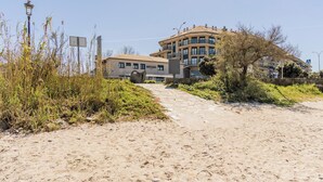 Un chemin menant à un bâtiment sur lequel on peut lire l’inscription « MONTÉNÉGRO ».