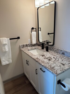 Hair dryer, towels, soap, toilet paper - Awesome New Studio in Rawlins, #2B (Rawlins)