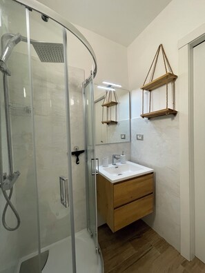 Haartrockner, Handtücher, Seife, Toilettenpapier