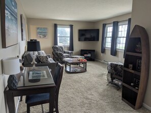 Smart TV, books - Spacious home with handicap ramp, boat parking,  a golf cart is also available (Sandusky)