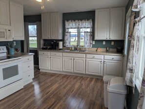Fridge, microwave, oven, stovetop - Spacious home with handicap ramp, boat parking,  a golf cart is also available (Sandusky)