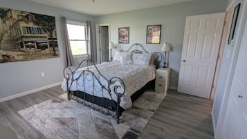2 bedrooms, desk, iron/ironing board, travel crib