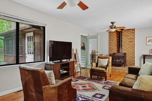 Smart TV, fireplace, table football, books - Cute & cozy lodge vibes! Sleeps 10 FREE Pool Passes Game/sun rm Arcade, Fire pit (McGaheysville)