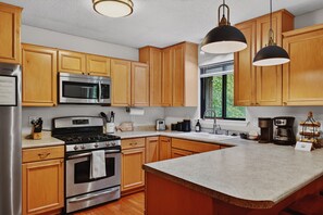 Microwave, oven, stovetop, dishwasher - Cute & cozy lodge vibes! Sleeps 10 FREE Pool Passes Game/sun rm Arcade, Fire pit (McGaheysville)