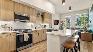 Fridge, microwave, oven, stovetop