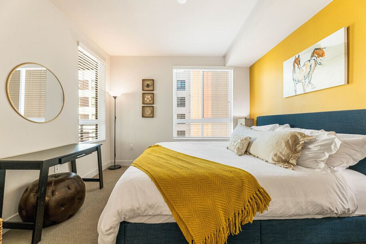 2 habitaciones, escritorio y tabla de planchar con plancha 