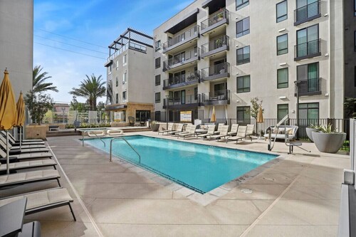South Coast Modern: 2BD Gem | Pool, Gym + Parking